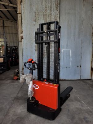 Xe nâng điện Stacker sức nâng 1.5 tấn EST152