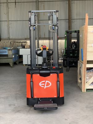 Xe nâng Reach Truck đứng lái CQE12R / CQE15R